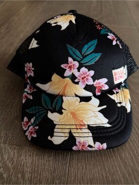 Girls Black Billabong tropical hat. Size:3. Gently Used.